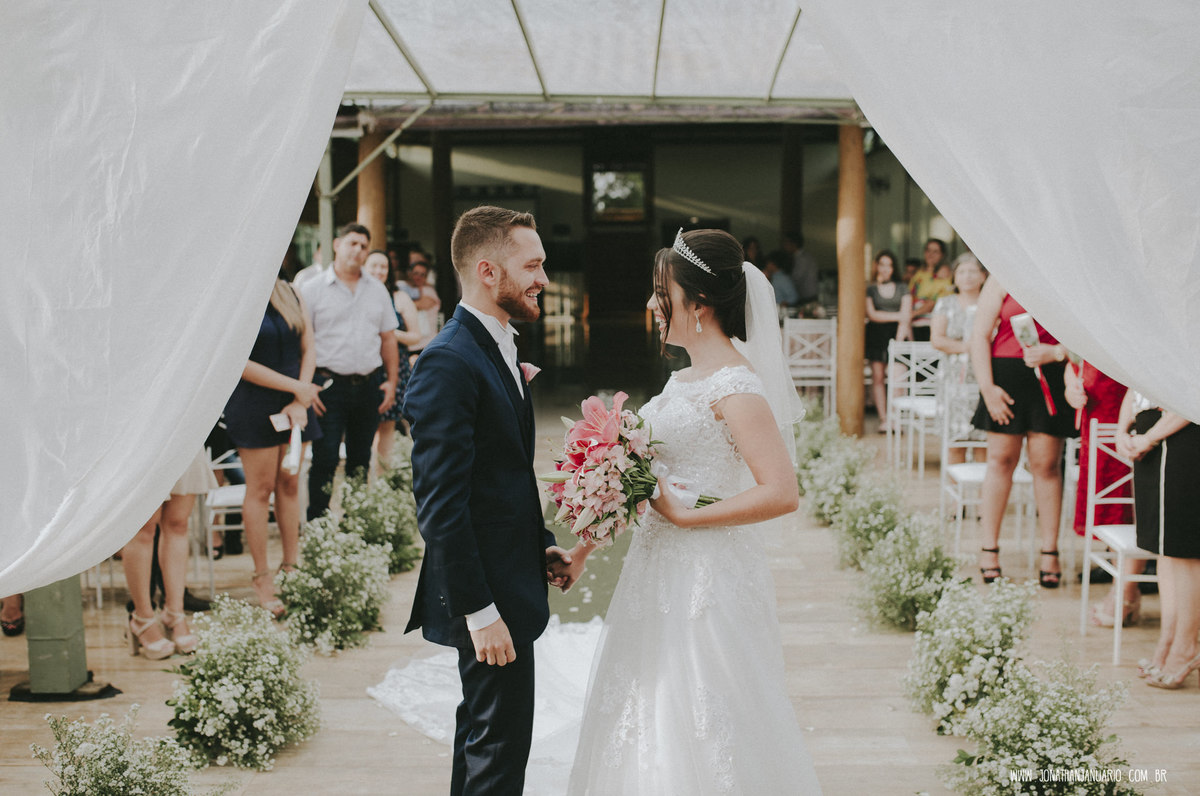 casal apaixonado, natureza, love, amor, Jonathan Januario, foto, fotografia, Araras, leme, limeira,campinas, São Paulo, Rio claro, folk, lifeStyle, montanha, foto na fazenda, casamento de dia, noiva, vestido de noiva, vestida pra casar, lápis de noiva,