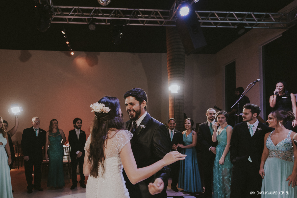  casal apaixonado, natureza, love, amor, Jonathan Januario, foto, fotografia, Araras, leme, limeira,campinas, São Paulo, Rio claro, folk, lifeStyle, montanha, foto na fazenda, casamento de dia, noiva, vestido de noiva, vestida pra casar, lápis de noiva