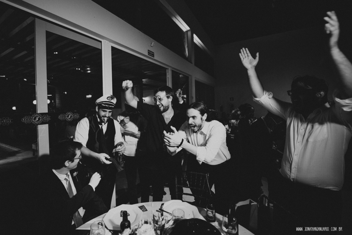  casal apaixonado, natureza, love, amor, Jonathan Januario, foto, fotografia, Araras, leme, limeira,campinas, São Paulo, Rio claro, folk, lifeStyle, montanha, foto na fazenda, casamento de dia, noiva, vestido de noiva, vestida pra casar, lápis de noiva