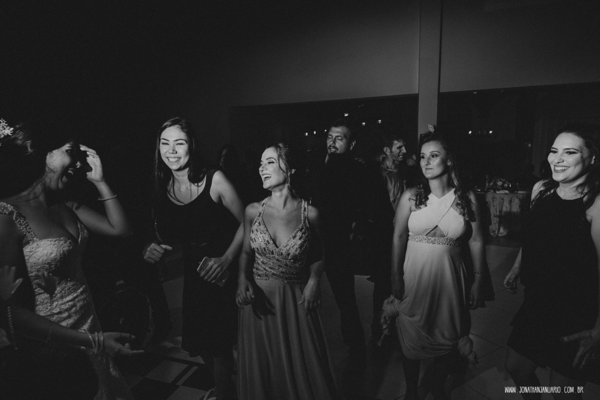  casal apaixonado, natureza, love, amor, Jonathan Januario, foto, fotografia, Araras, leme, limeira,campinas, São Paulo, Rio claro, folk, lifeStyle, montanha, foto na fazenda, casamento de dia, noiva, vestido de noiva, vestida pra casar, lápis de noiva