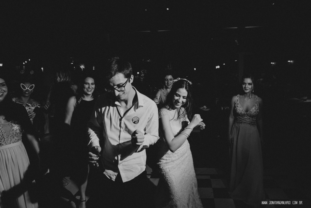  casal apaixonado, natureza, love, amor, Jonathan Januario, foto, fotografia, Araras, leme, limeira,campinas, São Paulo, Rio claro, folk, lifeStyle, montanha, foto na fazenda, casamento de dia, noiva, vestido de noiva, vestida pra casar, lápis de noiva