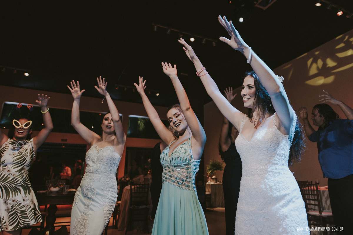 casal apaixonado, natureza, love, amor, Jonathan Januario, foto, fotografia, Araras, leme, limeira,campinas, São Paulo, Rio claro, folk, lifeStyle, montanha, foto na fazenda, casamento de dia, noiva, vestido de noiva, vestida pra casar, lápis de noiva
