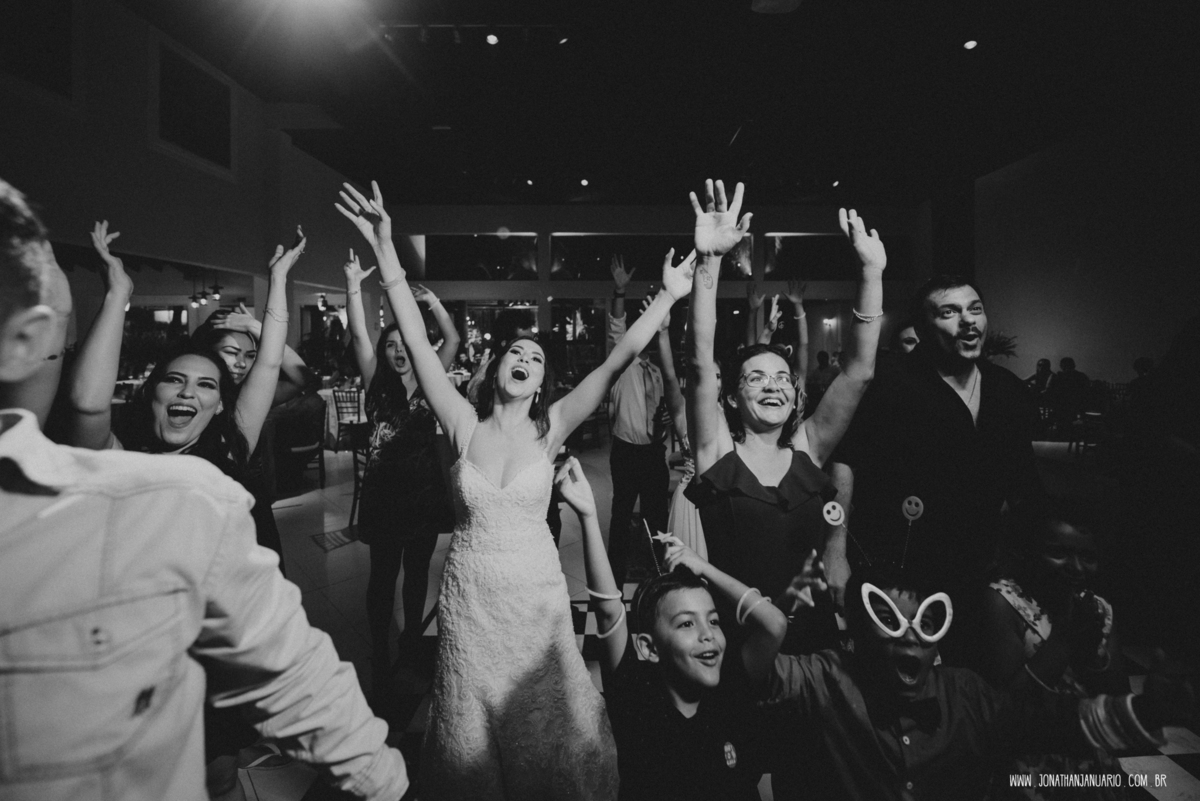  casal apaixonado, natureza, love, amor, Jonathan Januario, foto, fotografia, Araras, leme, limeira,campinas, São Paulo, Rio claro, folk, lifeStyle, montanha, foto na fazenda, casamento de dia, noiva, vestido de noiva, vestida pra casar, lápis de noiva