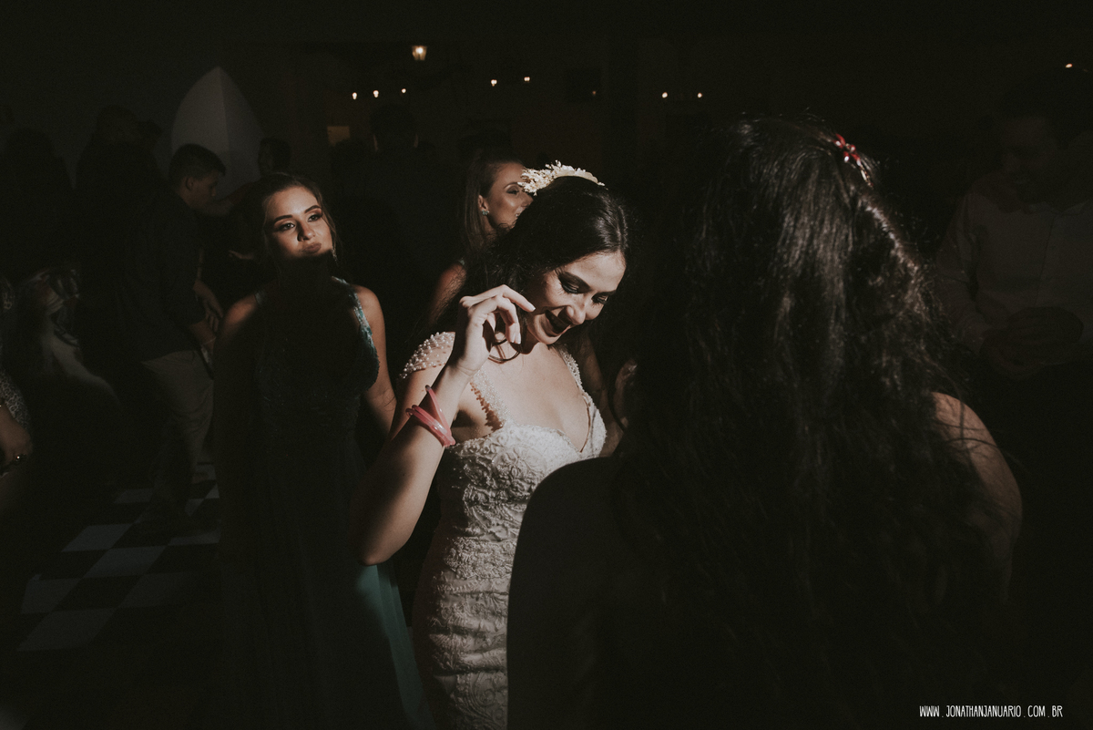  casal apaixonado, natureza, love, amor, Jonathan Januario, foto, fotografia, Araras, leme, limeira,campinas, São Paulo, Rio claro, folk, lifeStyle, montanha, foto na fazenda, casamento de dia, noiva, vestido de noiva, vestida pra casar, lápis de noiva