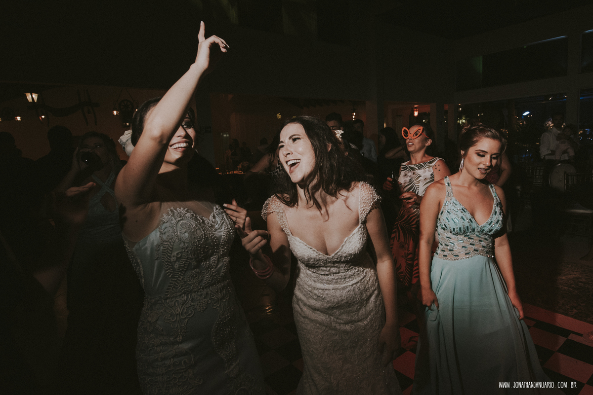  casal apaixonado, natureza, love, amor, Jonathan Januario, foto, fotografia, Araras, leme, limeira,campinas, São Paulo, Rio claro, folk, lifeStyle, montanha, foto na fazenda, casamento de dia, noiva, vestido de noiva, vestida pra casar, lápis de noiva