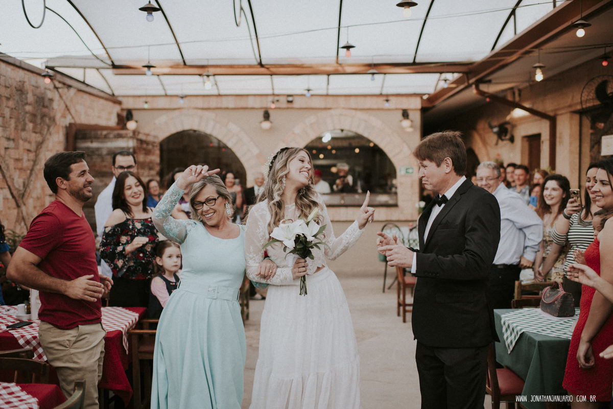 casal apaixonado, natureza, love, amor, Jonathan Januario, foto, fotografia, Araras, leme, limeira,campinas, São Paulo, Rio claro, folk, lifeStyle, montanha, bella capri , casamento de dia, noiva, vestido de noiva, vestida pra casar, lápis de noiva
