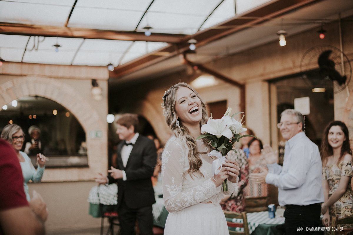  casal apaixonado, natureza, love, amor, Jonathan Januario, foto, fotografia, Araras, leme, limeira,campinas, São Paulo, Rio claro, folk, lifeStyle, montanha, bella capri , casamento de dia, noiva, vestido de noiva, vestida pra casar, lápis de noiva