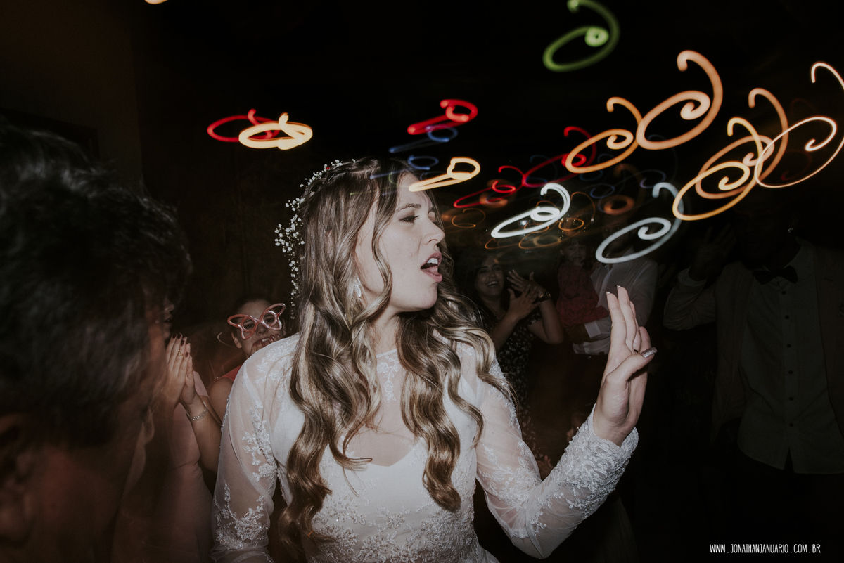  casal apaixonado, natureza, love, amor, Jonathan Januario, foto, fotografia, Araras, leme, limeira,campinas, São Paulo, Rio claro, folk, lifeStyle, montanha, bella capri , casamento de dia, noiva, vestido de noiva, vestida pra casar, lápis de noiva