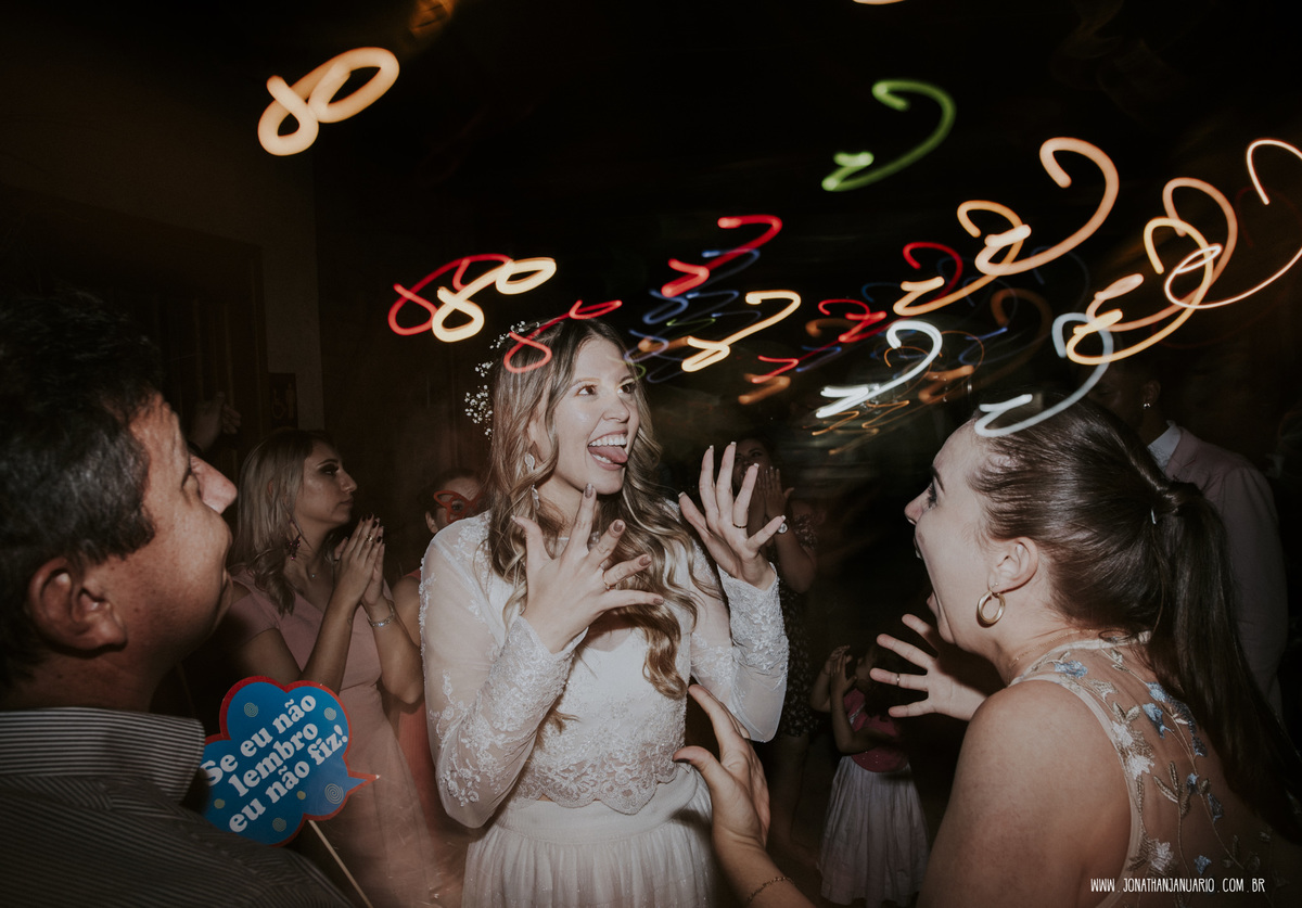  casal apaixonado, natureza, love, amor, Jonathan Januario, foto, fotografia, Araras, leme, limeira,campinas, São Paulo, Rio claro, folk, lifeStyle, montanha, bella capri , casamento de dia, noiva, vestido de noiva, vestida pra casar, lápis de noiva