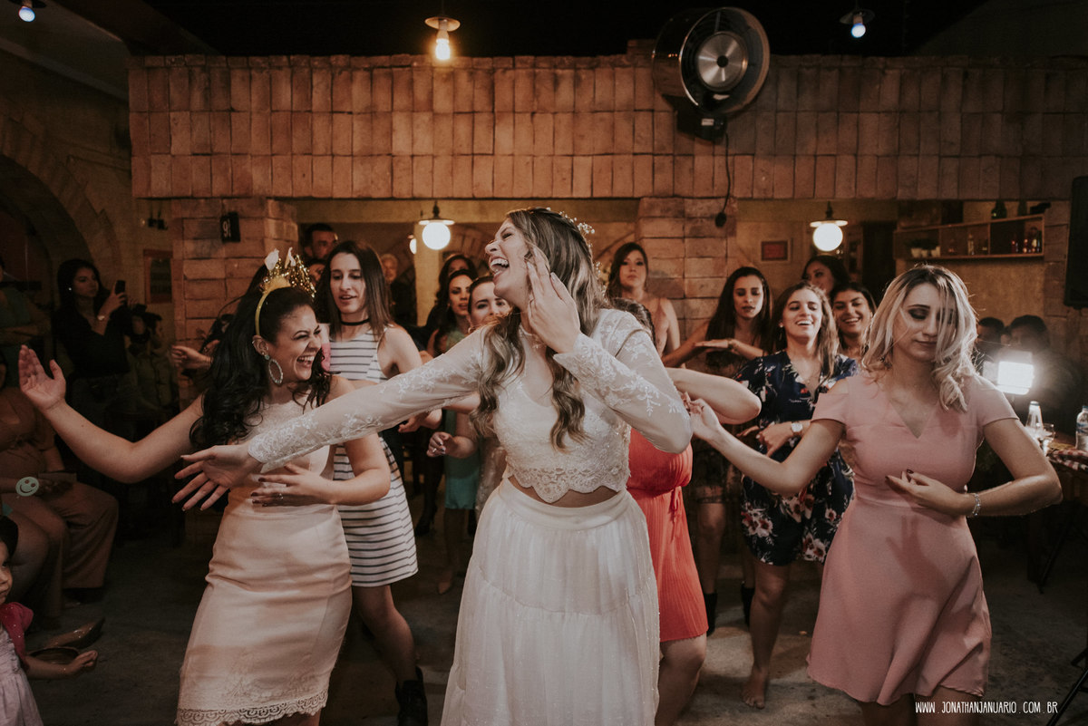  casal apaixonado, natureza, love, amor, Jonathan Januario, foto, fotografia, Araras, leme, limeira,campinas, São Paulo, Rio claro, folk, lifeStyle, montanha, bella capri , casamento de dia, noiva, vestido de noiva, vestida pra casar, lápis de noiva