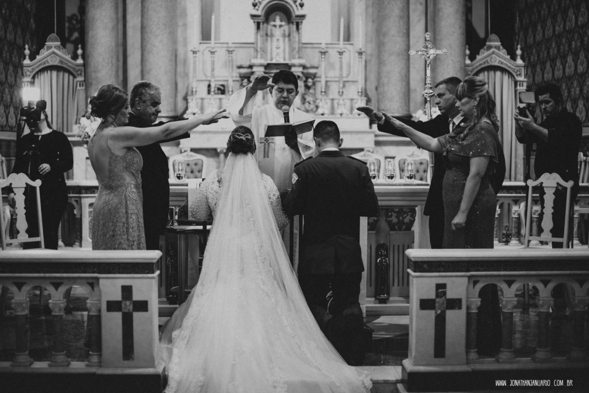 casal apaixonado, love, amor, Jonathan Januario, foto, fotografia, Araras, leme, limeira,campinas, São Paulo, Rio claro, lifeStyle, foto na fazenda, casamento de noite, noiva, vestido de noiva, vestida pra casar, lápis de noiva, casamento chique, igreja