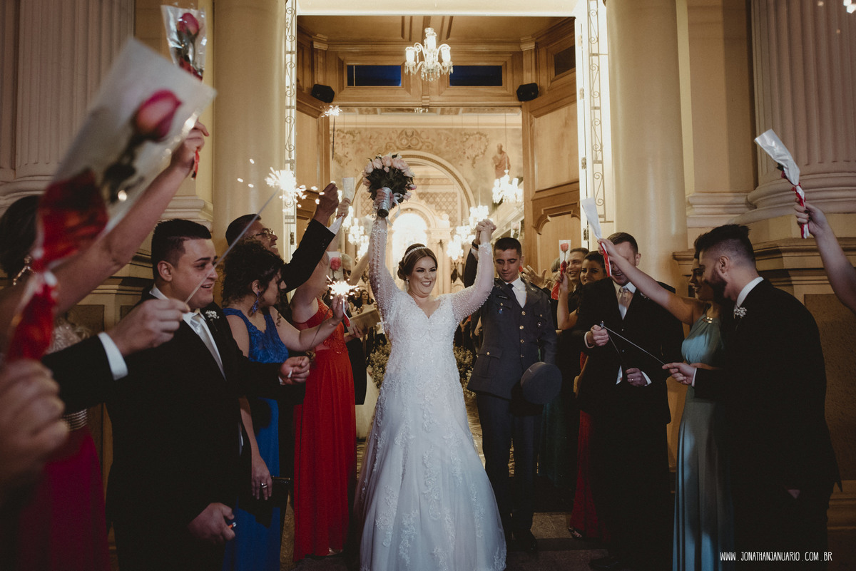 casal apaixonado, love, amor, Jonathan Januario, foto, fotografia, Araras, leme, limeira,campinas, São Paulo, Rio claro, lifeStyle, foto na fazenda, casamento de noite, noiva, vestido de noiva, vestida pra casar, lápis de noiva, casamento chique, igreja