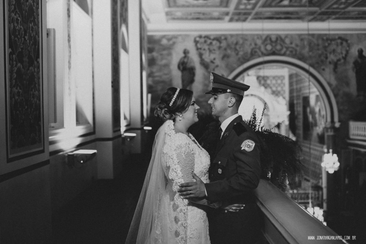 casal apaixonado, love, amor, Jonathan Januario, foto, fotografia, Araras, leme, limeira,campinas, São Paulo, Rio claro, lifeStyle, foto na fazenda, casamento de noite, noiva, vestido de noiva, vestida pra casar, lápis de noiva, casamento chique, igreja