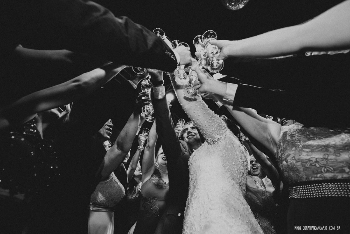 casal apaixonado, love, amor, Jonathan Januario, foto, fotografia, Araras, leme, limeira,campinas, São Paulo, Rio claro, lifeStyle, foto na fazenda, casamento de noite, noiva, vestido de noiva, vestida pra casar, lápis de noiva, casamento chique, igreja