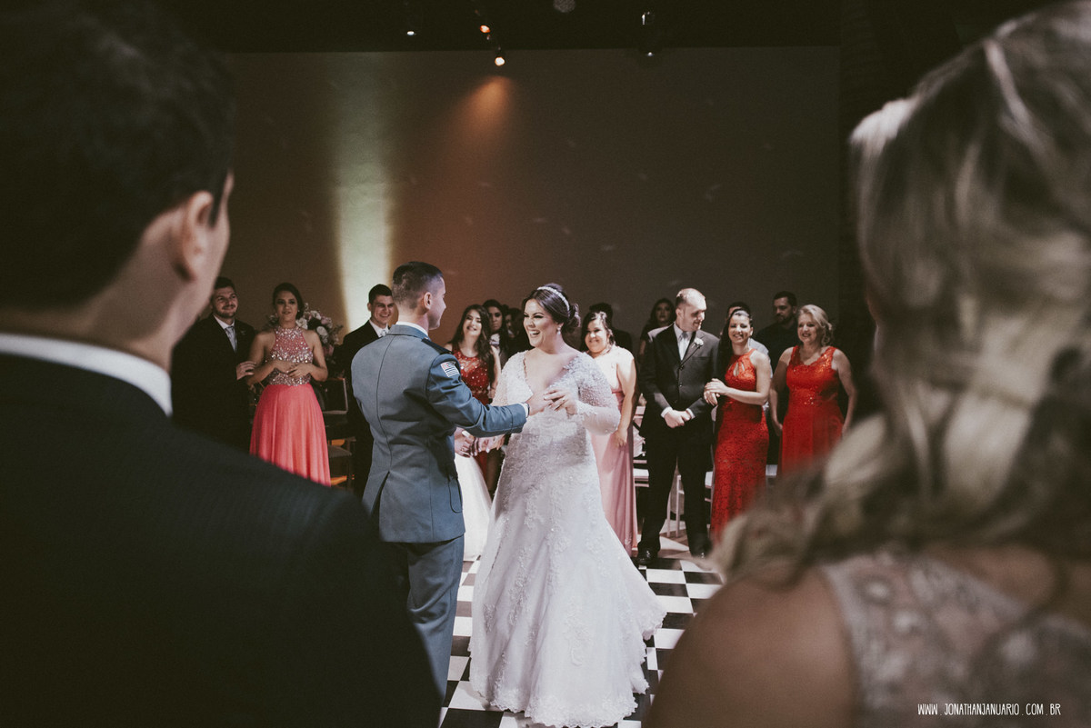 casal apaixonado, love, amor, Jonathan Januario, foto, fotografia, Araras, leme, limeira,campinas, São Paulo, Rio claro, lifeStyle, foto na fazenda, casamento de noite, noiva, vestido de noiva, vestida pra casar, lápis de noiva, casamento chique, igreja