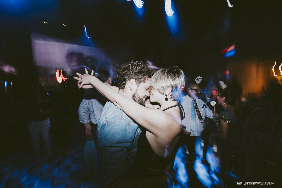 casal apaixonado, love, amor, Jonathan Januario, foto, fotografia, Araras, leme, limeira,campinas, São Paulo, Rio claro, lifeStyle, foto na fazenda, casamento de noite, noiva, vestido de noiva, vestida pra casar, lápis de noiva, casamento chique, igreja