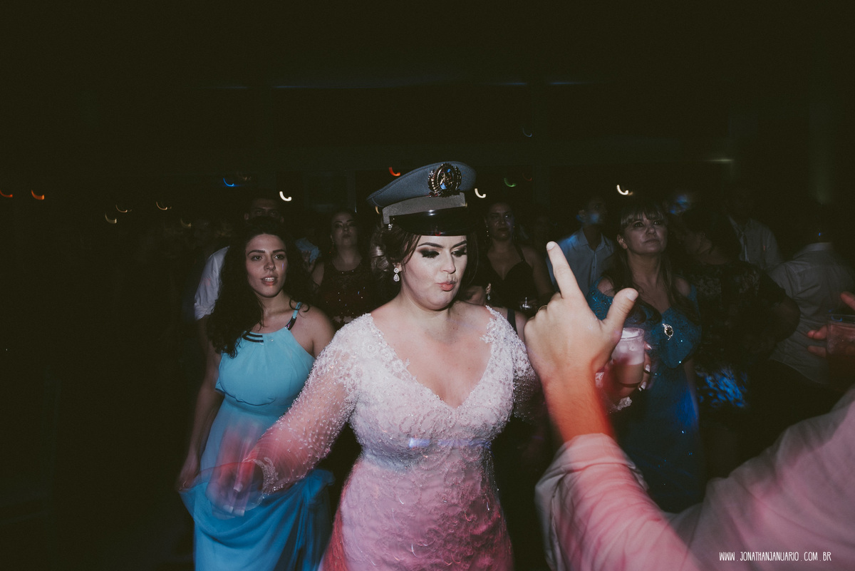 casal apaixonado, love, amor, Jonathan Januario, foto, fotografia, Araras, leme, limeira,campinas, São Paulo, Rio claro, lifeStyle, foto na fazenda, casamento de noite, noiva, vestido de noiva, vestida pra casar, lápis de noiva, casamento chique, igreja