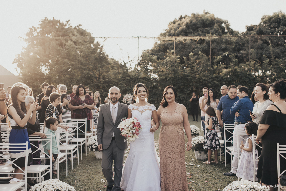  casal apaixonado, natureza, love, amor, Jonathan Januario, foto, fotografia, Araras, leme, limeira,campinas, São Paulo, Rio claro, folk, lifeStyle, montanha, foto na fazenda, casamento de dia, noiva, vestido de noiva, vestida pra casar, lápis de noiva