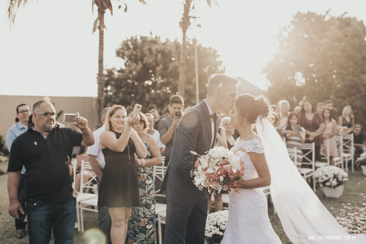  casal apaixonado, natureza, love, amor, Jonathan Januario, foto, fotografia, Araras, leme, limeira,campinas, São Paulo, Rio claro, folk, lifeStyle, montanha, foto na fazenda, casamento de dia, noiva, vestido de noiva, vestida pra casar, lápis de noiva
