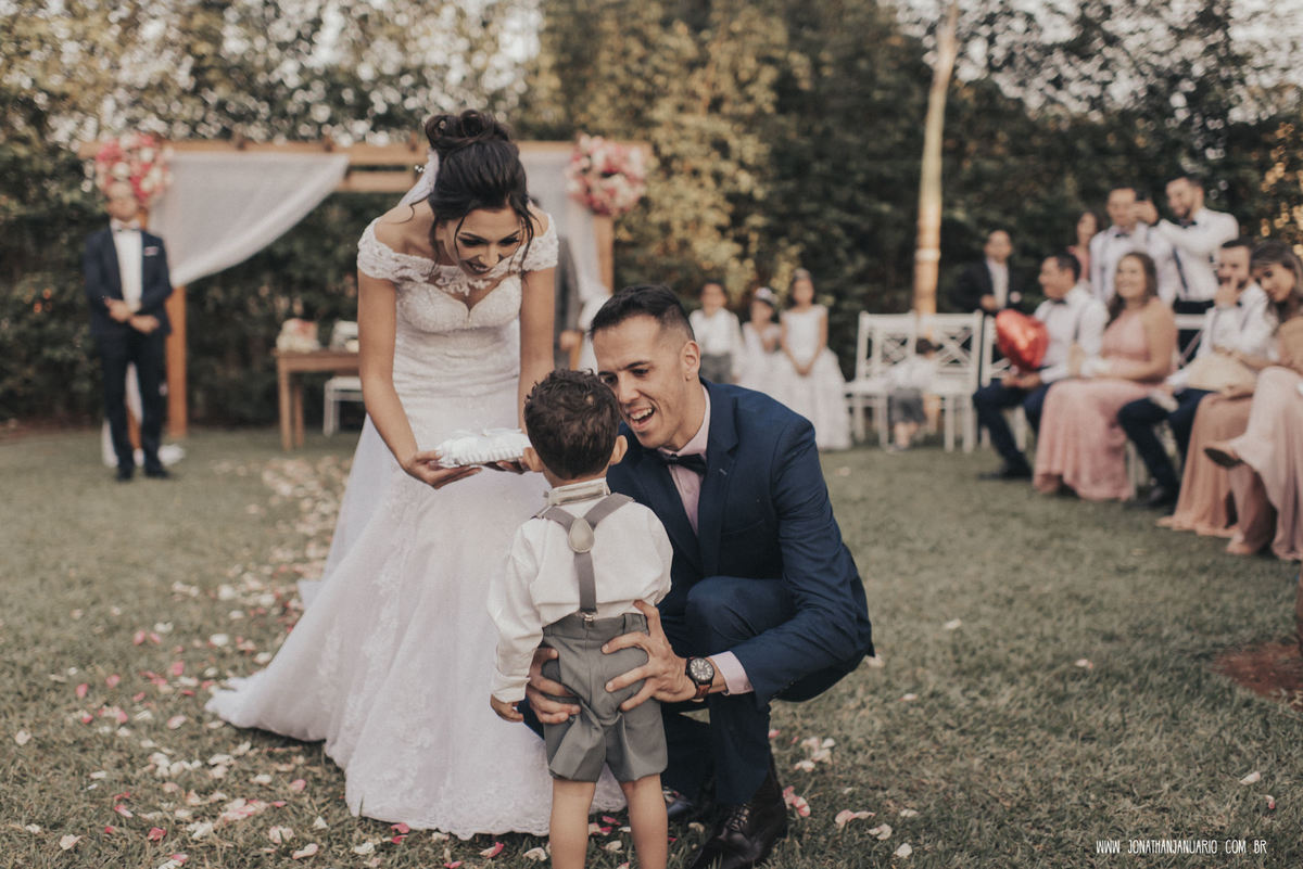  casal apaixonado, natureza, love, amor, Jonathan Januario, foto, fotografia, Araras, leme, limeira,campinas, São Paulo, Rio claro, folk, lifeStyle, montanha, foto na fazenda, casamento de dia, noiva, vestido de noiva, vestida pra casar, lápis de noiva