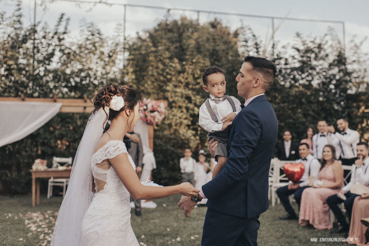  casal apaixonado, natureza, love, amor, Jonathan Januario, foto, fotografia, Araras, leme, limeira,campinas, São Paulo, Rio claro, folk, lifeStyle, montanha, foto na fazenda, casamento de dia, noiva, vestido de noiva, vestida pra casar, lápis de noiva
