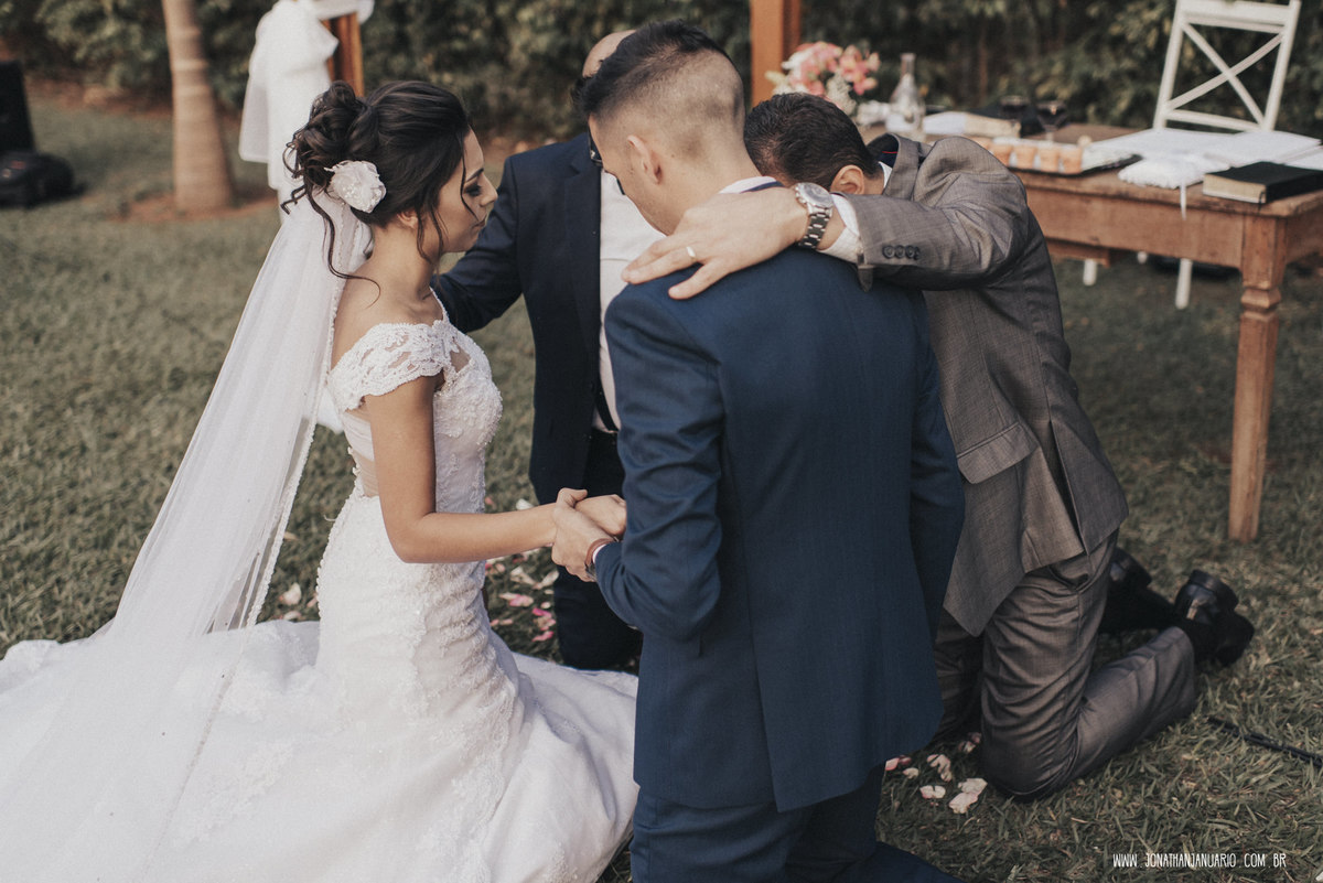 casal apaixonado, natureza, love, amor, Jonathan Januario, foto, fotografia, Araras, leme, limeira,campinas, São Paulo, Rio claro, folk, lifeStyle, montanha, foto na fazenda, casamento de dia, noiva, vestido de noiva, vestida pra casar, lápis de noiva