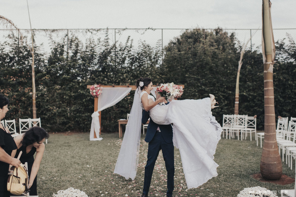  casal apaixonado, natureza, love, amor, Jonathan Januario, foto, fotografia, Araras, leme, limeira,campinas, São Paulo, Rio claro, folk, lifeStyle, montanha, foto na fazenda, casamento de dia, noiva, vestido de noiva, vestida pra casar, lápis de noiva