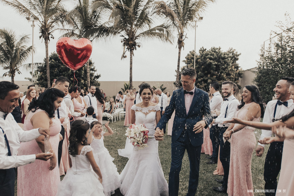  casal apaixonado, natureza, love, amor, Jonathan Januario, foto, fotografia, Araras, leme, limeira,campinas, São Paulo, Rio claro, folk, lifeStyle, montanha, foto na fazenda, casamento de dia, noiva, vestido de noiva, vestida pra casar, lápis de noiva