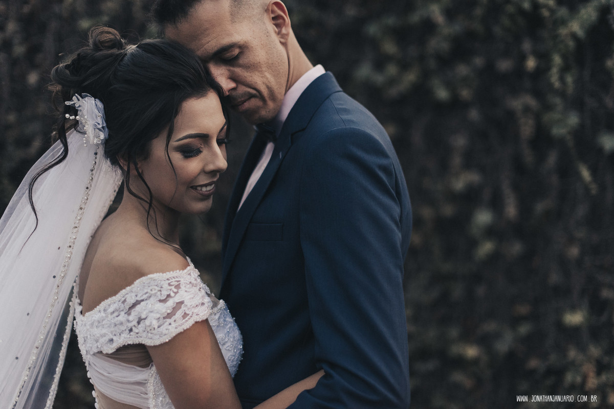  casal apaixonado, natureza, love, amor, Jonathan Januario, foto, fotografia, Araras, leme, limeira,campinas, São Paulo, Rio claro, folk, lifeStyle, montanha, foto na fazenda, casamento de dia, noiva, vestido de noiva, vestida pra casar, lápis de noiva