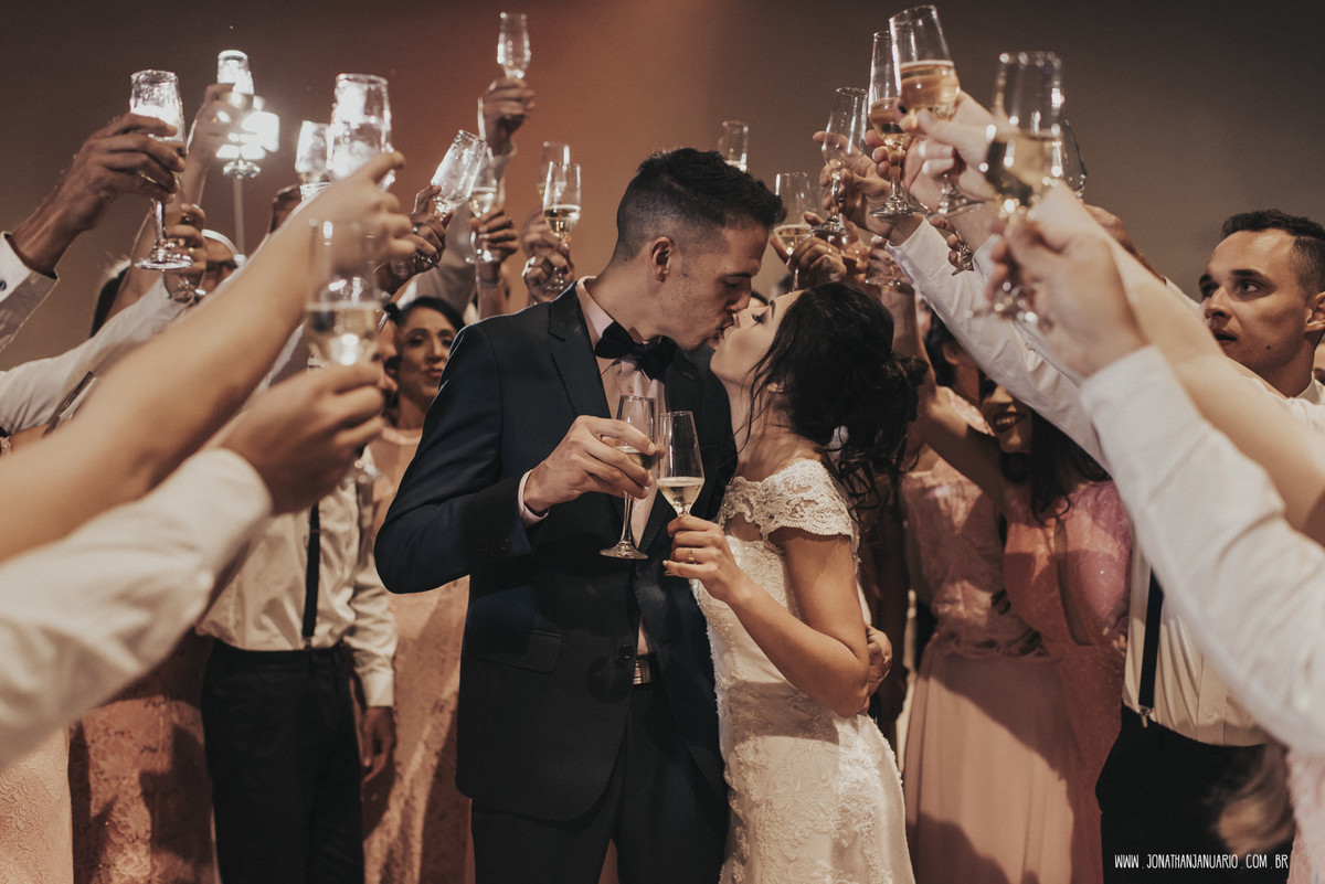  casal apaixonado, natureza, love, amor, Jonathan Januario, foto, fotografia, Araras, leme, limeira,campinas, São Paulo, Rio claro, folk, lifeStyle, montanha, foto na fazenda, casamento de dia, noiva, vestido de noiva, vestida pra casar, lápis de noiva
