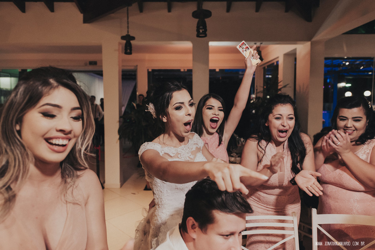  casal apaixonado, natureza, love, amor, Jonathan Januario, foto, fotografia, Araras, leme, limeira,campinas, São Paulo, Rio claro, folk, lifeStyle, montanha, foto na fazenda, casamento de dia, noiva, vestido de noiva, vestida pra casar, lápis de noiva