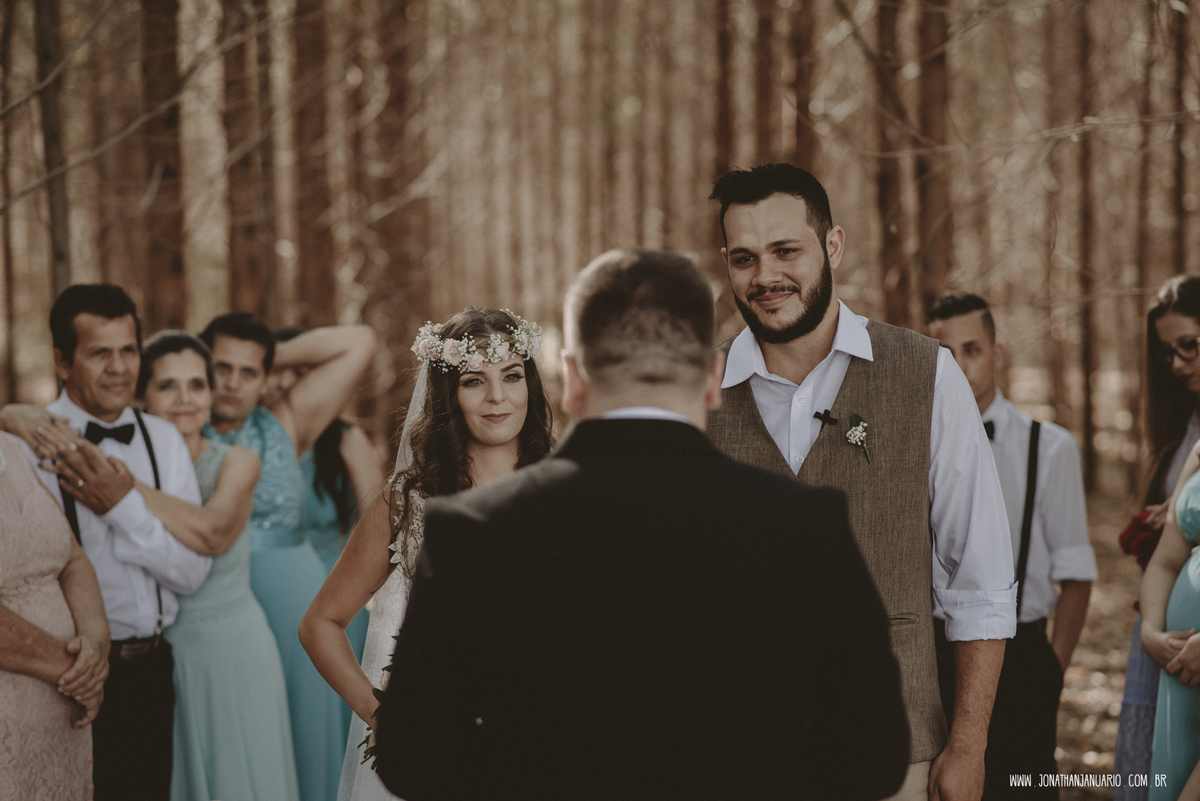 casal apaixonado, natureza, love, amor, Jonathan Januario, foto, fotografia, Araras, leme, limeira,campinas, São Paulo, Rio claro, folk, lifeStyle, montanha, foto na fazenda, casamento de dia, noiva, vestido de noiva, vestida pra casar, lápis de noiva