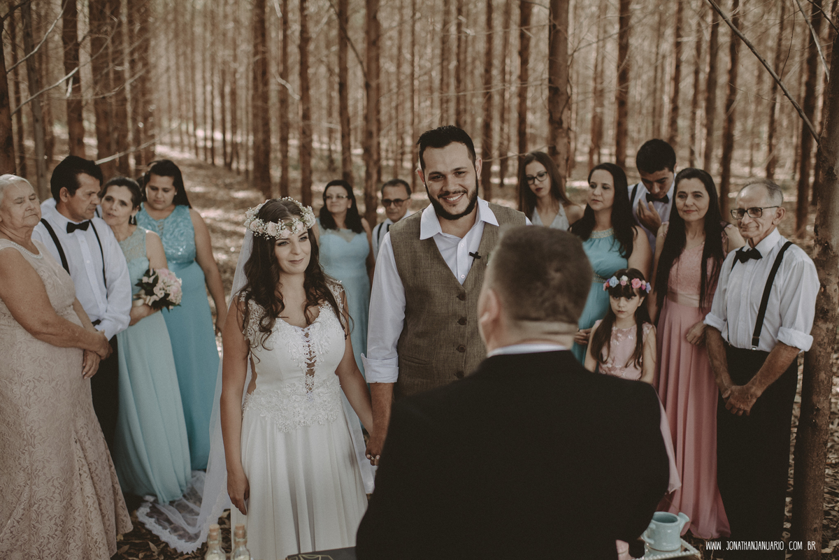 casal apaixonado, natureza, love, amor, Jonathan Januario, foto, fotografia, Araras, leme, limeira,campinas, São Paulo, Rio claro, folk, lifeStyle, montanha, foto na fazenda, casamento de dia, noiva, vestido de noiva, vestida pra casar, lápis de noiva