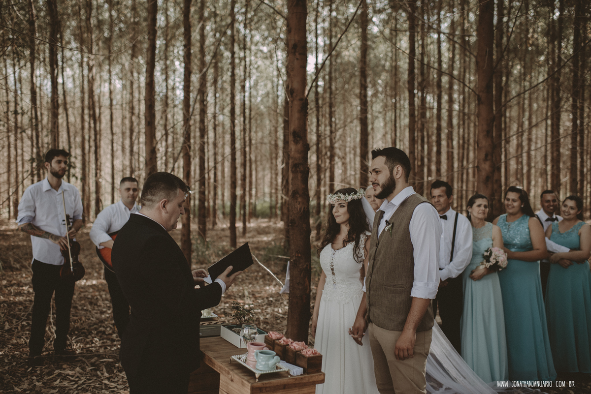 casal apaixonado, natureza, love, amor, Jonathan Januario, foto, fotografia, Araras, leme, limeira,campinas, São Paulo, Rio claro, folk, lifeStyle, montanha, foto na fazenda, casamento de dia, noiva, vestido de noiva, vestida pra casar, lápis de noiva