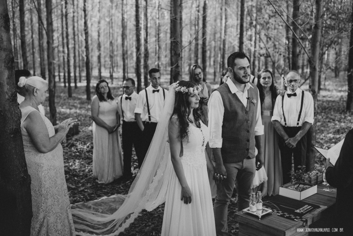 casal apaixonado, natureza, love, amor, Jonathan Januario, foto, fotografia, Araras, leme, limeira,campinas, São Paulo, Rio claro, folk, lifeStyle, montanha, foto na fazenda, casamento de dia, noiva, vestido de noiva, vestida pra casar, lápis de noiva