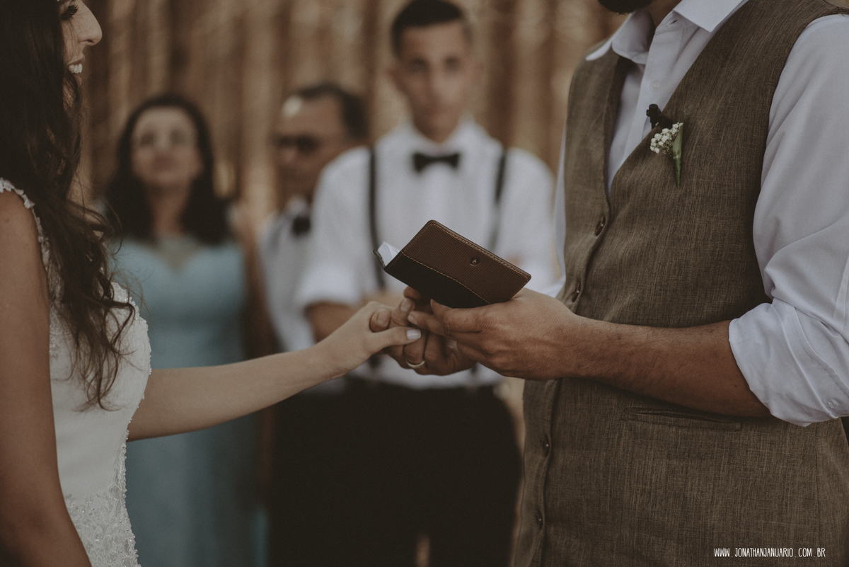 casal apaixonado, natureza, love, amor, Jonathan Januario, foto, fotografia, Araras, leme, limeira,campinas, São Paulo, Rio claro, folk, lifeStyle, montanha, foto na fazenda, casamento de dia, noiva, vestido de noiva, vestida pra casar, lápis de noiva