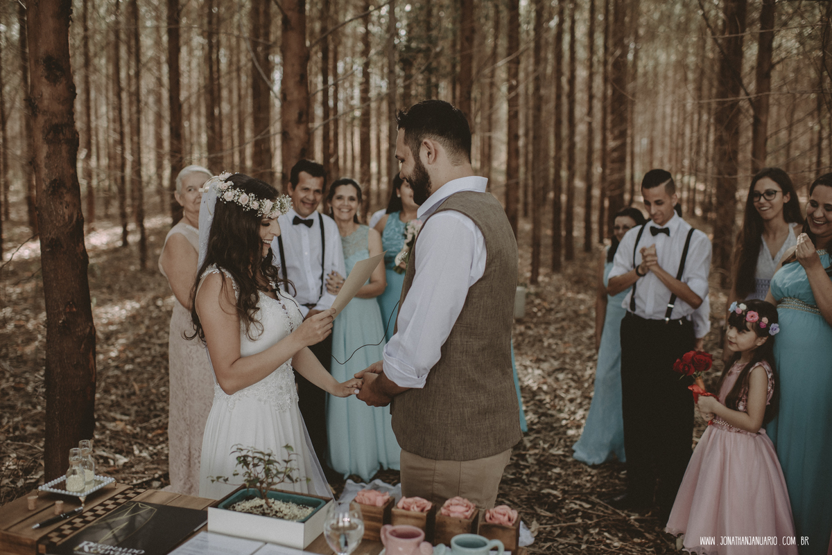 casal apaixonado, natureza, love, amor, Jonathan Januario, foto, fotografia, Araras, leme, limeira,campinas, São Paulo, Rio claro, folk, lifeStyle, montanha, foto na fazenda, casamento de dia, noiva, vestido de noiva, vestida pra casar, lápis de noiva