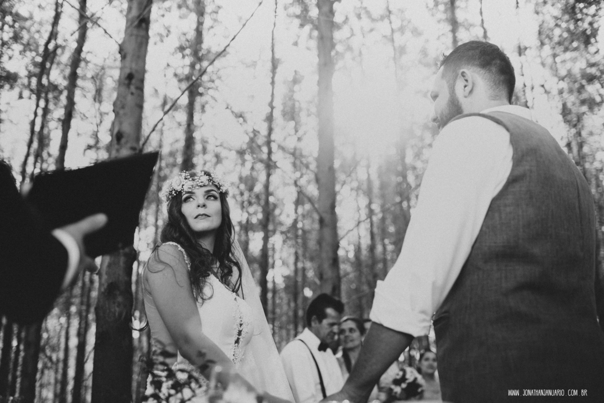 casal apaixonado, natureza, love, amor, Jonathan Januario, foto, fotografia, Araras, leme, limeira,campinas, São Paulo, Rio claro, folk, lifeStyle, montanha, foto na fazenda, casamento de dia, noiva, vestido de noiva, vestida pra casar, lápis de noiva