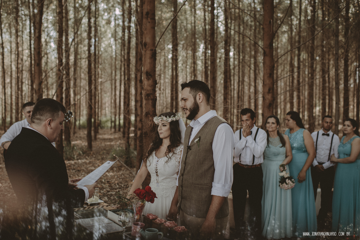 casal apaixonado, natureza, love, amor, Jonathan Januario, foto, fotografia, Araras, leme, limeira,campinas, São Paulo, Rio claro, folk, lifeStyle, montanha, foto na fazenda, casamento de dia, noiva, vestido de noiva, vestida pra casar, lápis de noiva