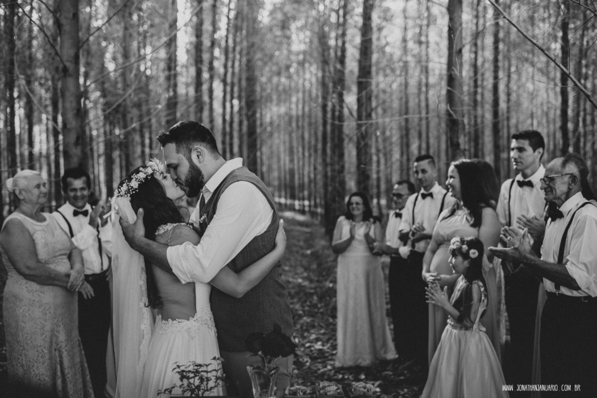 casal apaixonado, natureza, love, amor, Jonathan Januario, foto, fotografia, Araras, leme, limeira,campinas, São Paulo, Rio claro, folk, lifeStyle, montanha, foto na fazenda, casamento de dia, noiva, vestido de noiva, vestida pra casar, lápis de noiva