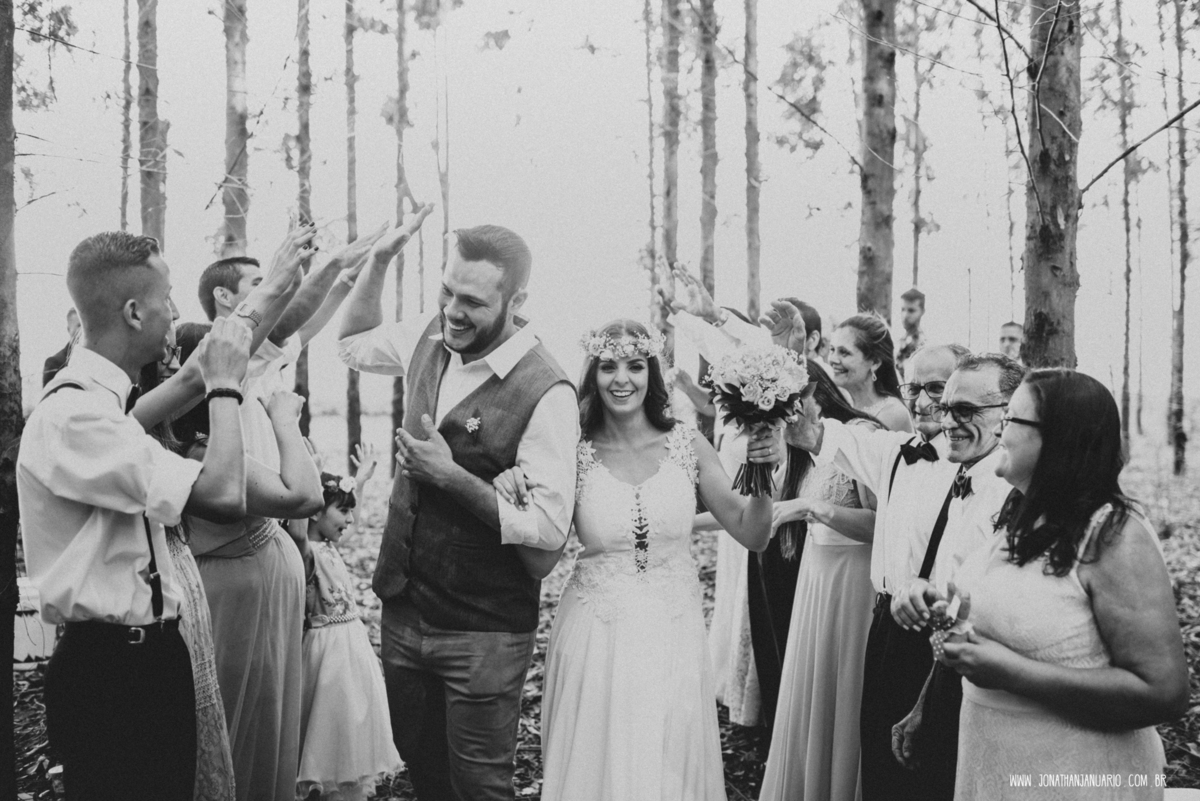 casal apaixonado, natureza, love, amor, Jonathan Januario, foto, fotografia, Araras, leme, limeira,campinas, São Paulo, Rio claro, folk, lifeStyle, montanha, foto na fazenda, casamento de dia, noiva, vestido de noiva, vestida pra casar, lápis de noiva