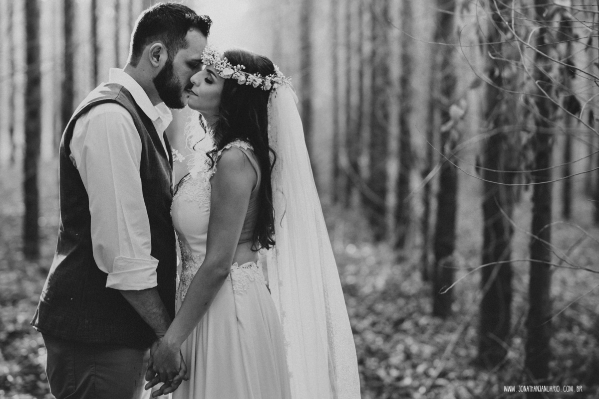 casal apaixonado, natureza, love, amor, Jonathan Januario, foto, fotografia, Araras, leme, limeira,campinas, São Paulo, Rio claro, folk, lifeStyle, montanha, foto na fazenda, casamento de dia, noiva, vestido de noiva, vestida pra casar, lápis de noiva