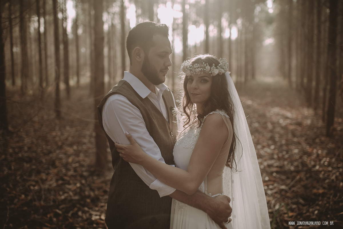 casal apaixonado, natureza, love, amor, Jonathan Januario, foto, fotografia, Araras, leme, limeira,campinas, São Paulo, Rio claro, folk, lifeStyle, montanha, foto na fazenda, casamento de dia, noiva, vestido de noiva, vestida pra casar, lápis de noiva