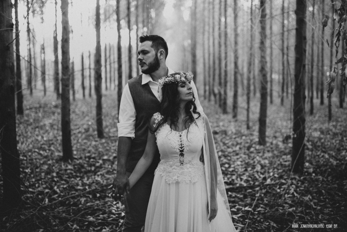 casal apaixonado, natureza, love, amor, Jonathan Januario, foto, fotografia, Araras, leme, limeira,campinas, São Paulo, Rio claro, folk, lifeStyle, montanha, foto na fazenda, casamento de dia, noiva, vestido de noiva, vestida pra casar, lápis de noiva