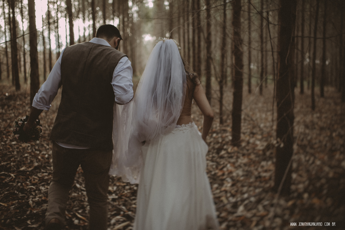 casal apaixonado, natureza, love, amor, Jonathan Januario, foto, fotografia, Araras, leme, limeira,campinas, São Paulo, Rio claro, folk, lifeStyle, montanha, foto na fazenda, casamento de dia, noiva, vestido de noiva, vestida pra casar, lápis de noiva