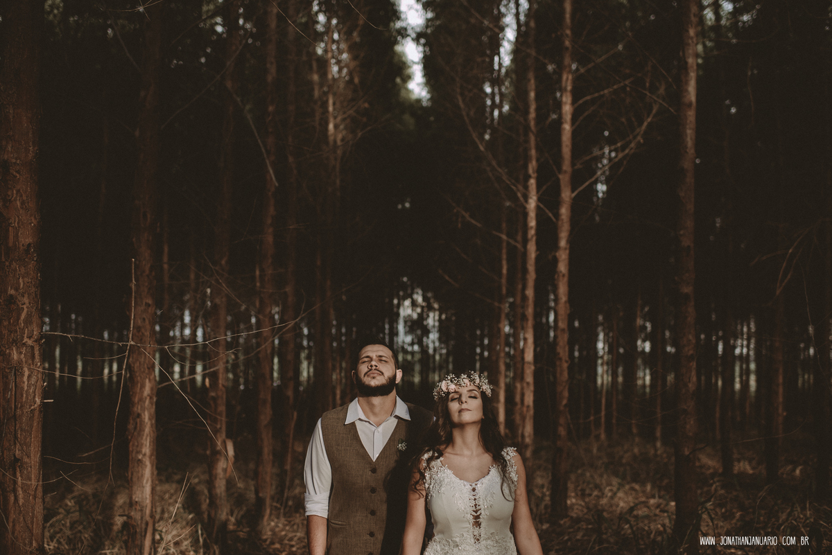 casal apaixonado, natureza, love, amor, Jonathan Januario, foto, fotografia, Araras, leme, limeira,campinas, São Paulo, Rio claro, folk, lifeStyle, montanha, foto na fazenda, casamento de dia, noiva, vestido de noiva, vestida pra casar, lápis de noiva