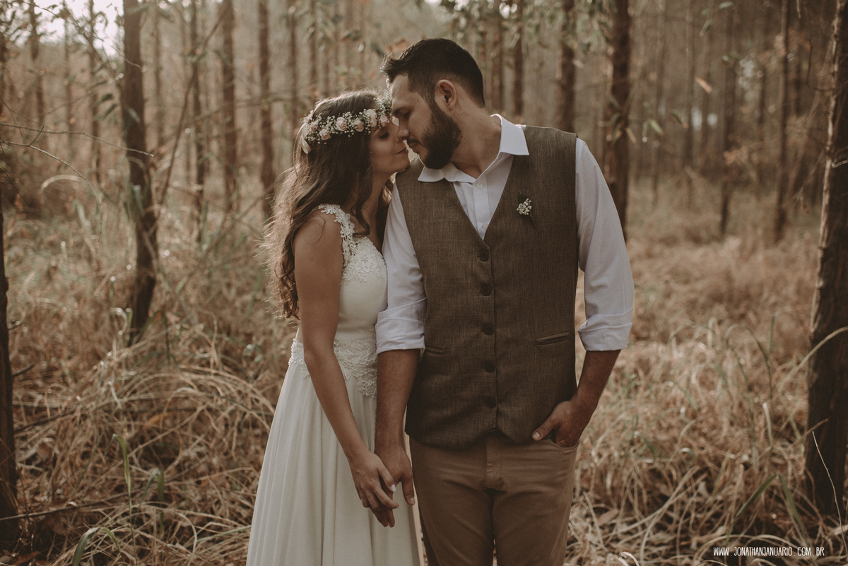 casal apaixonado, natureza, love, amor, Jonathan Januario, foto, fotografia, Araras, leme, limeira,campinas, São Paulo, Rio claro, folk, lifeStyle, montanha, foto na fazenda, casamento de dia, noiva, vestido de noiva, vestida pra casar, lápis de noiva