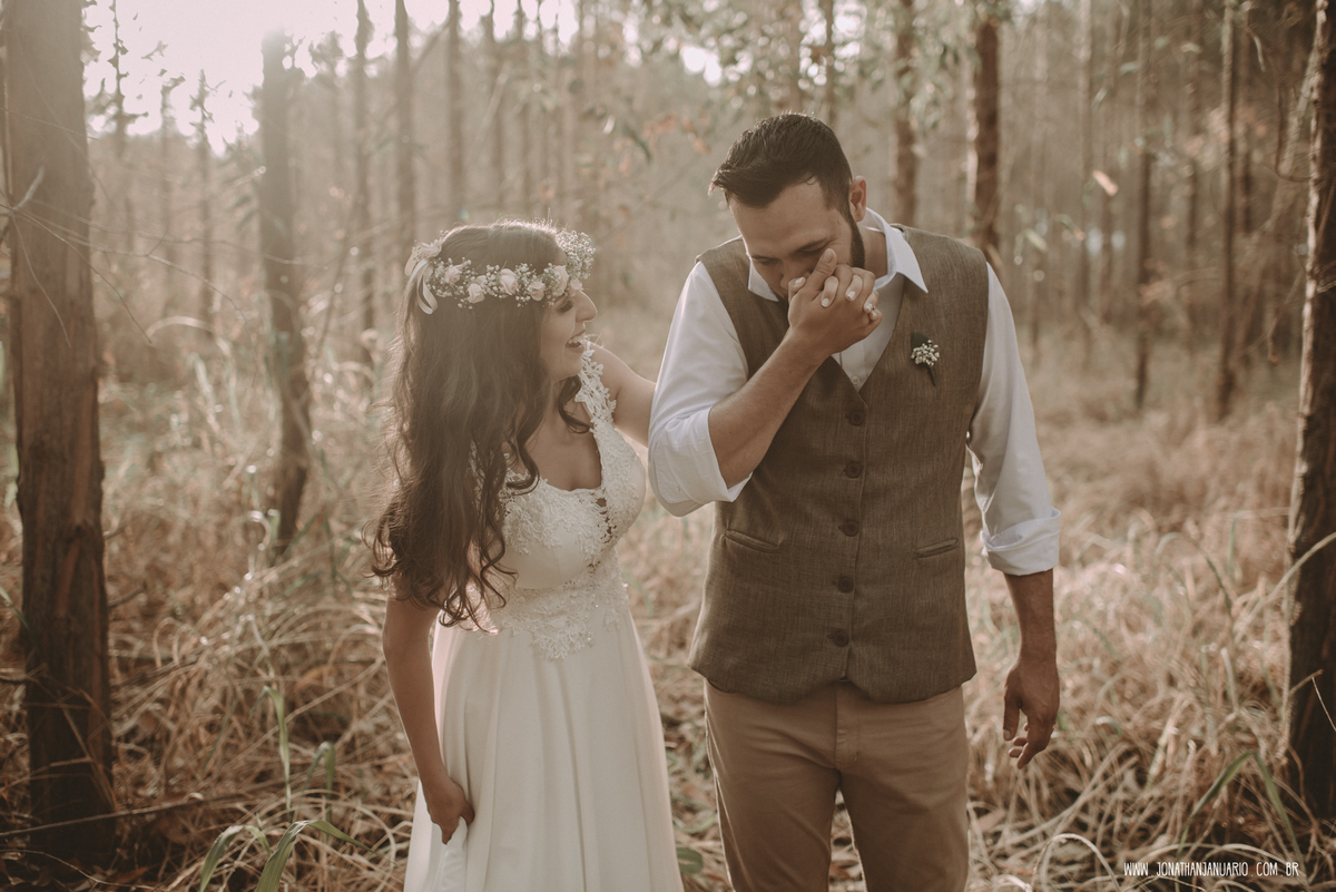 casal apaixonado, natureza, love, amor, Jonathan Januario, foto, fotografia, Araras, leme, limeira,campinas, São Paulo, Rio claro, folk, lifeStyle, montanha, foto na fazenda, casamento de dia, noiva, vestido de noiva, vestida pra casar, lápis de noiva