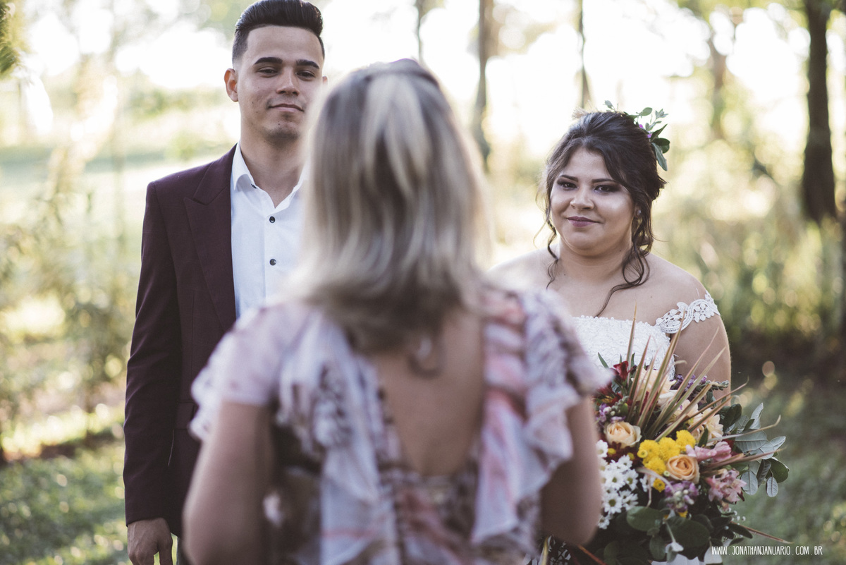casal apaixonado, natureza, love, amor, Jonathan Januario, foto, fotografia, Araras, leme, limeira,campinas, São Paulo, Rio claro, folk, lifeStyle, montanha, foto na fazenda, casamento de dia, noiva, vestido de noiva, vestida pra casar, lápis de noiva