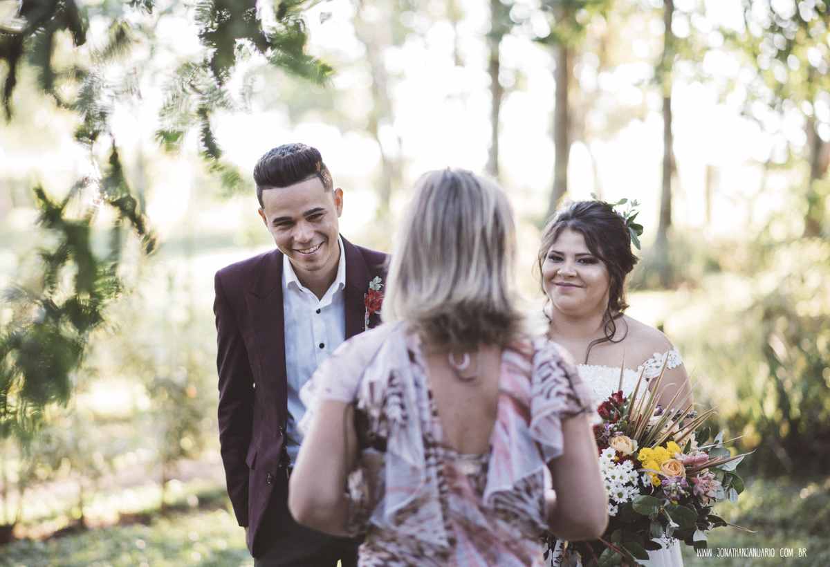 casal apaixonado, natureza, love, amor, Jonathan Januario, foto, fotografia, Araras, leme, limeira,campinas, São Paulo, Rio claro, folk, lifeStyle, montanha, foto na fazenda, casamento de dia, noiva, vestido de noiva, vestida pra casar, lápis de noiva